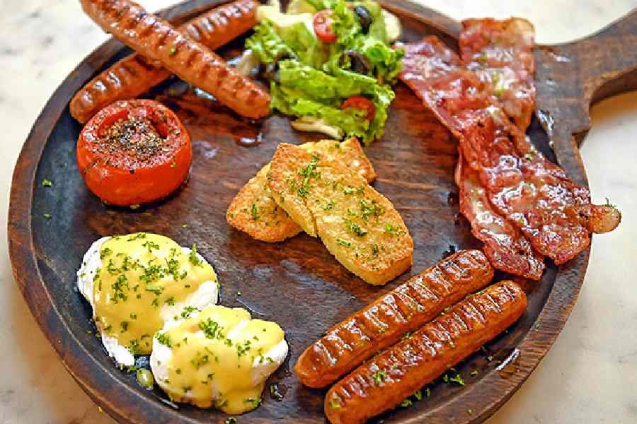 Keto Breakfast Platter: A filling breakfast platter, this has two pieces of water-poached eggs, two chicken sausages, two pork sausages, two strips of bacon and two slices of almond garlic bread. A meaty indulgence we say.