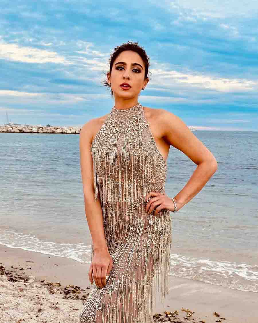 Sara Ali Khan went for old Hollywood glam in a golden flapper gown with smokey eye makeup. 
