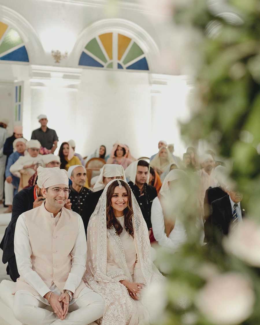 Parineeti and Raghav twinned in white as they offered prayers during the ‘ardaas’ ceremony. 