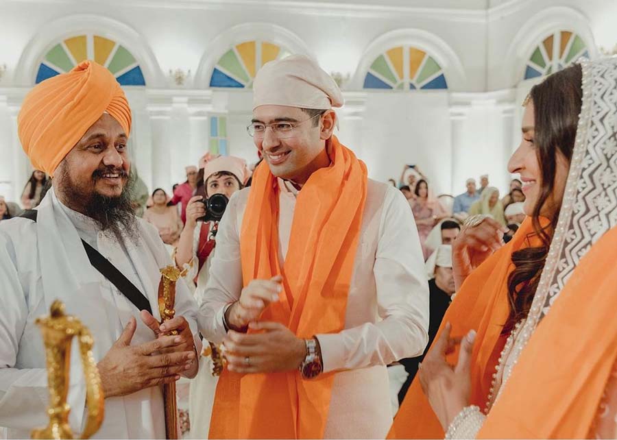 The couple also spoke at length with Harpreet Singh Ji after being gifted a saffron odhani.