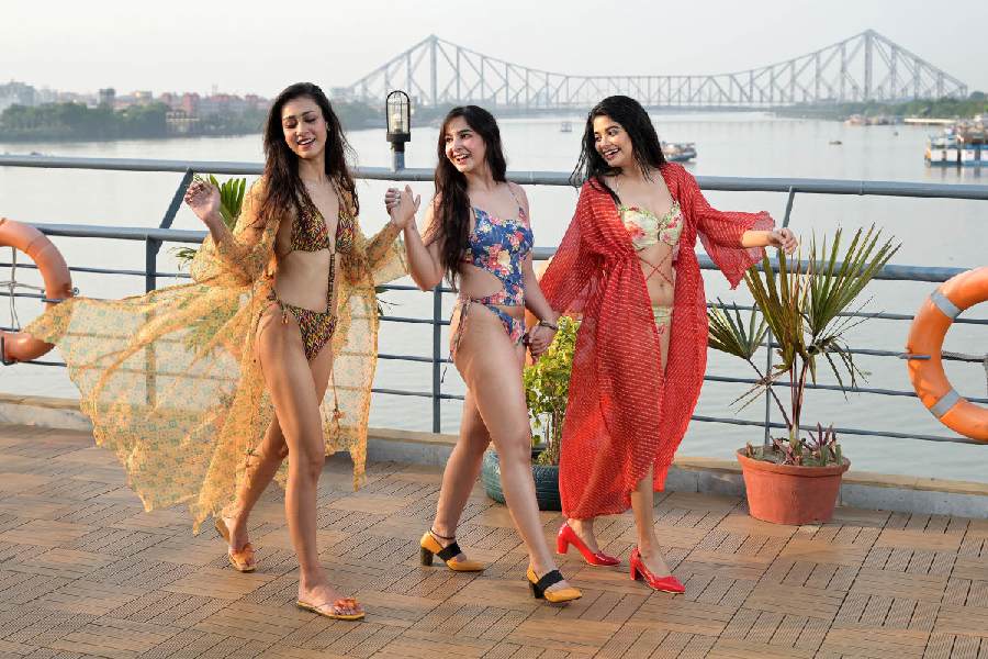 The trio shot against the Howrah bridge on the sky deck of Polo Floatel exudes a happy vibe. The variety of swimsuit styles in the frame, like strappy and one-piece, feature geometric and floral prints. Colourful flats and pumps and printed chiffon and organza jackets enhance the fun vibe of the frame.