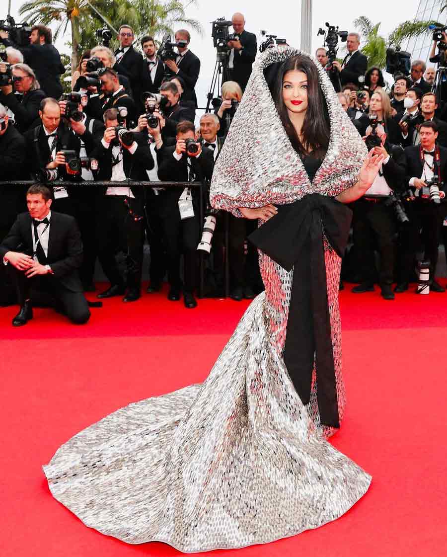 Cannes 2017: Aishwarya Rai Bachchan pulls off the Cinderella look with  panache as she walks the red carpet - Yahoo Sport