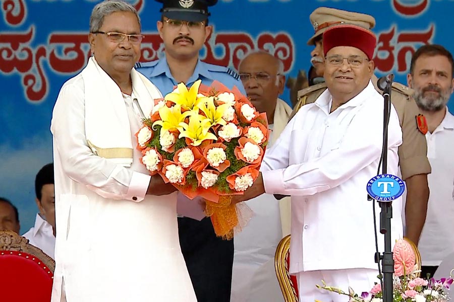 Karnataka Chief Minister Siddaramaiah Sworn In As Karnatakas New Chief Minister Dk