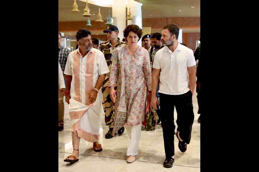 D K Shivakumar, stalwarts of Congress Priyanka Gandhi, Rahul Gandhi got engaged into serious conversation while heading towards the sworn-in ceremony