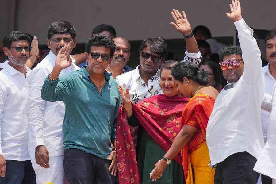Kannada actor Shivaraj Kumar, Duniya Vijay and Umashree with MP D K Suresh were all present the swearing-in ceremony of Congress government