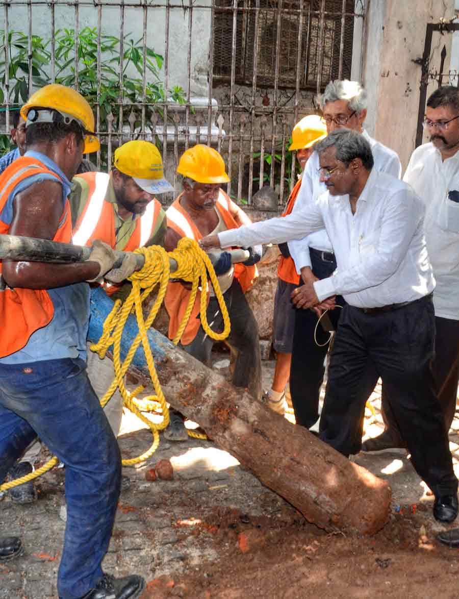 Another cannon was excavated around Saturday noon in front of the GPO Gate Number 2 near the RBI building. The team will now attempt to excavate a cannon from the Beadon Row-Nilmoni Mitra Street crossing for the State Judicial Museum and Research Centre