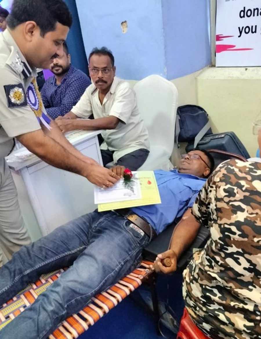 The Burtolla Police Station personnel organised Utsarga, a blood donation camp, an initiative of the Community Policing Wing of Kolkata Police on Saturday