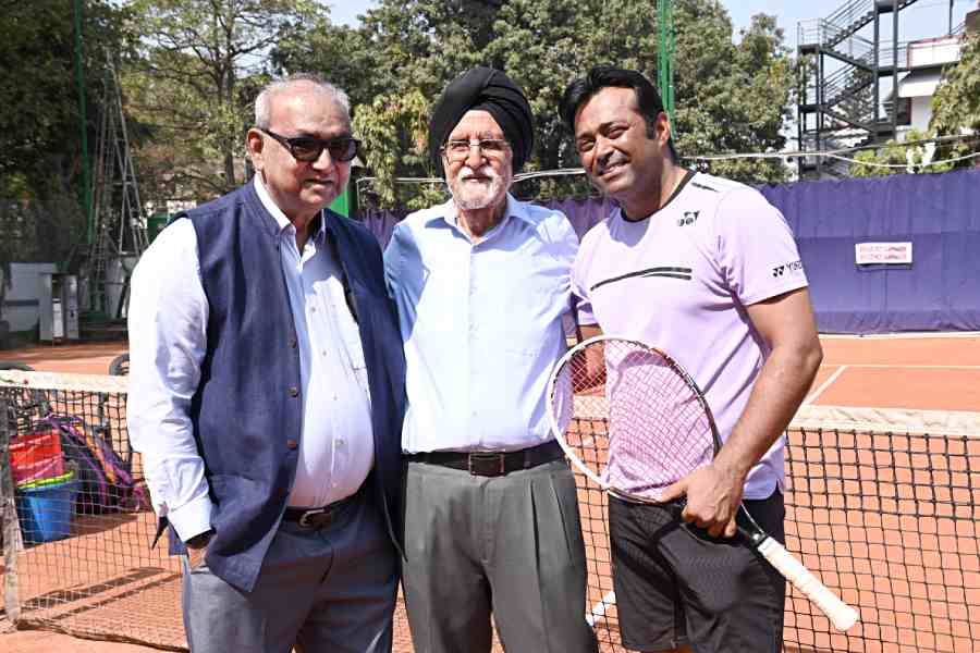  Leander with Dr Vece Paes and hockey legend Gurbux Singh