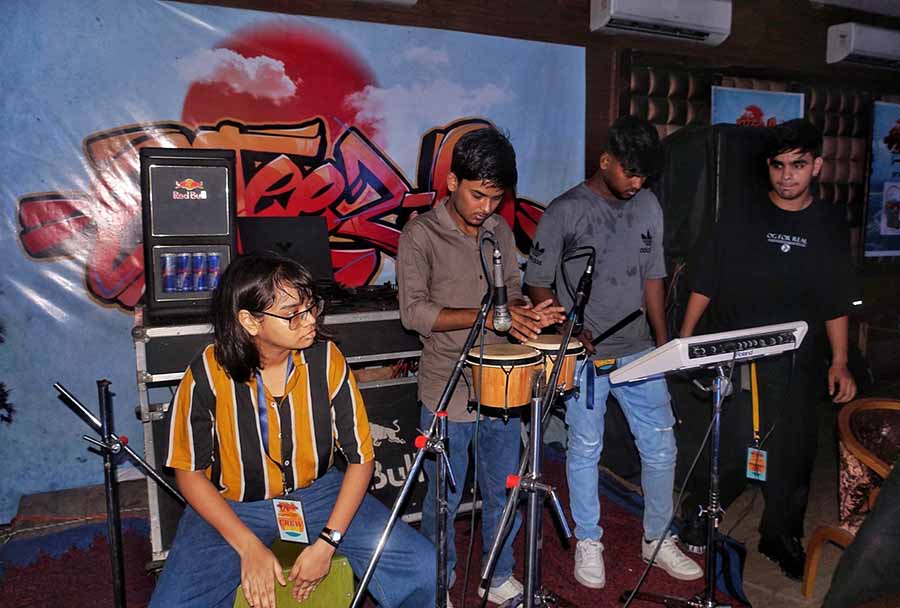 The music of the event was by DJ and co-founder Arun Biswakarma, and emcees Ibrahim and Techfoot filled in the gaps. During the Footwork 7 to Smoke competition, a percussion band played a live set 