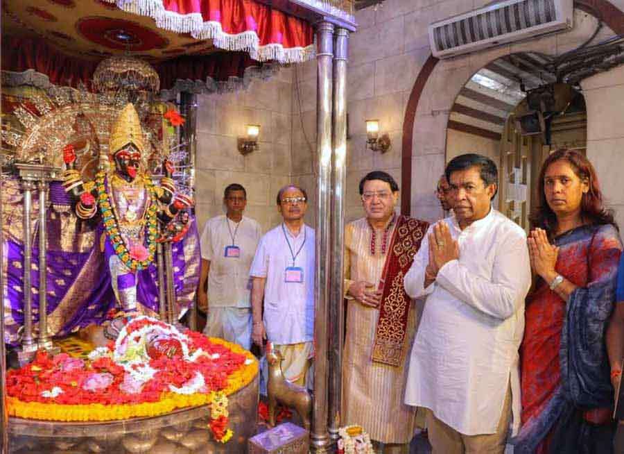 Mauritius President Prithvirajsing Roopun and wife Sayukta visited Dakshineswar temple on Monday. They were accompanied by noted journalist, columnist, writer and BJP leader, Swapan Dasgupta 