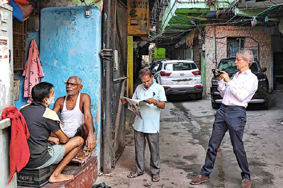 Emmanuel Lenain clicks a barber at work