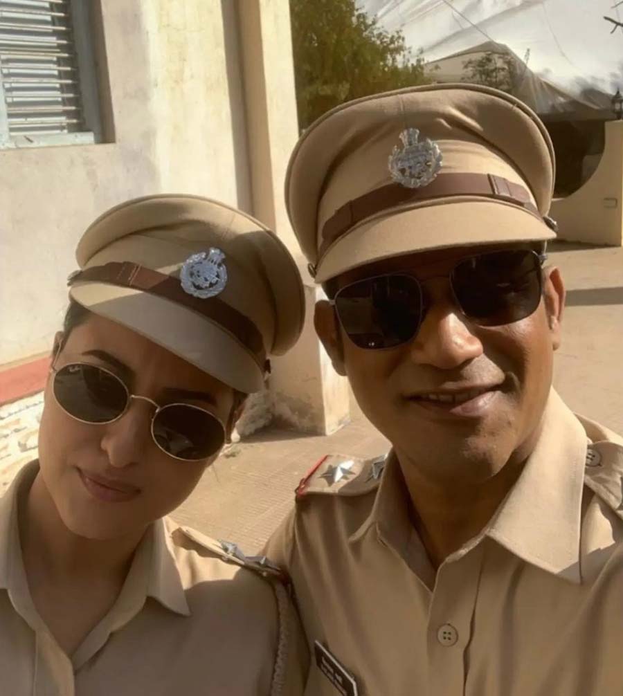 Sohum Shah’s SI Kailash Parghi clicks a selfie with his colleague Anjali (Sonakshi). 