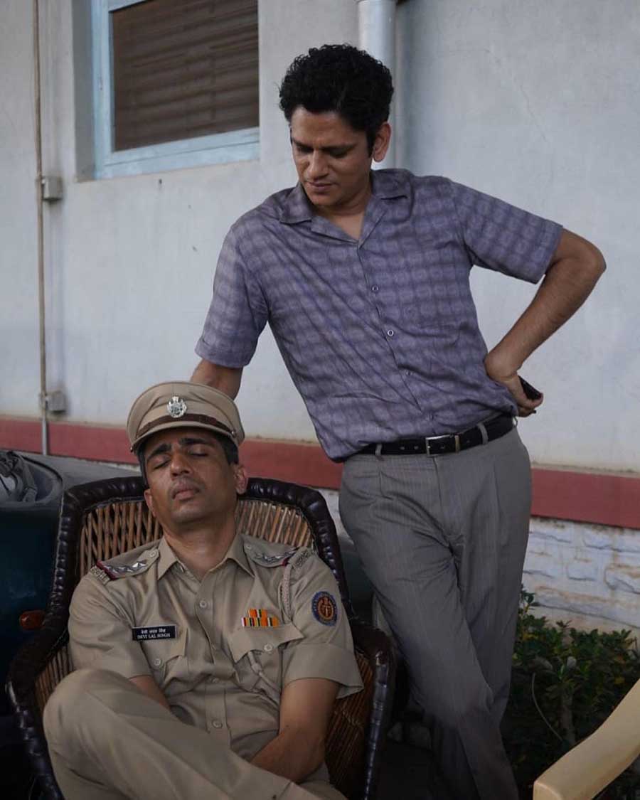 Vijay Varma, who plays the antagonist Anand Swarnakar, posed with a sleeping SHO Devi Lal Singh (Gulshan). 