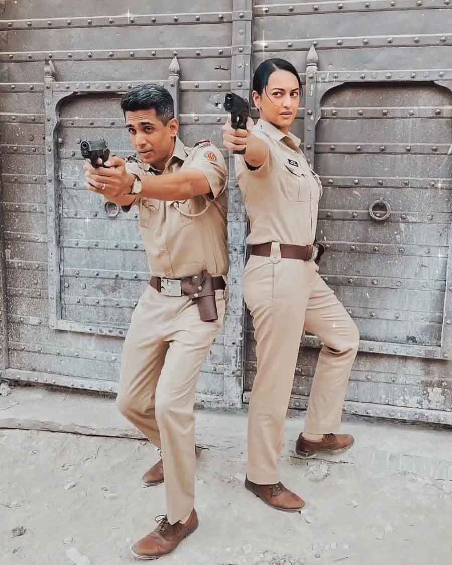 Gulshan’s Devi Lal and Sonakshi’s Anjali goofing around with their service revolvers.