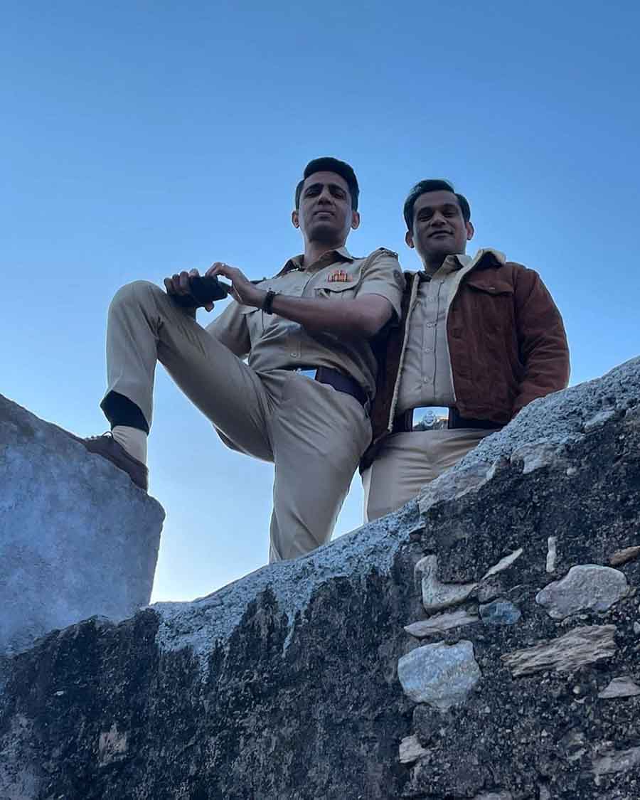 Gulshan and Sohum pose atop the Mandawa Police Station