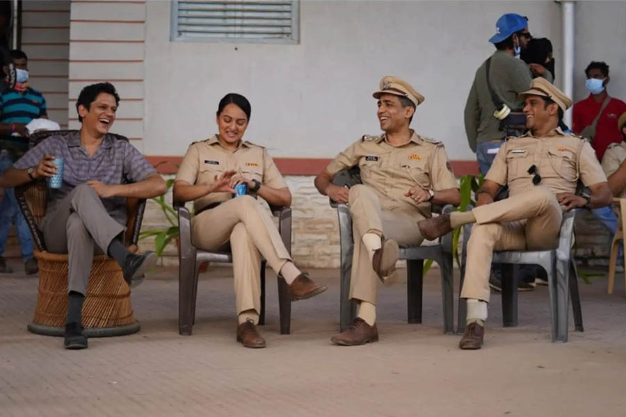 Vijay Varma, Sonakshi Sinha, Gulshan Devaiah and Sohum Shah chit-chat on the sets of Dahaad. 