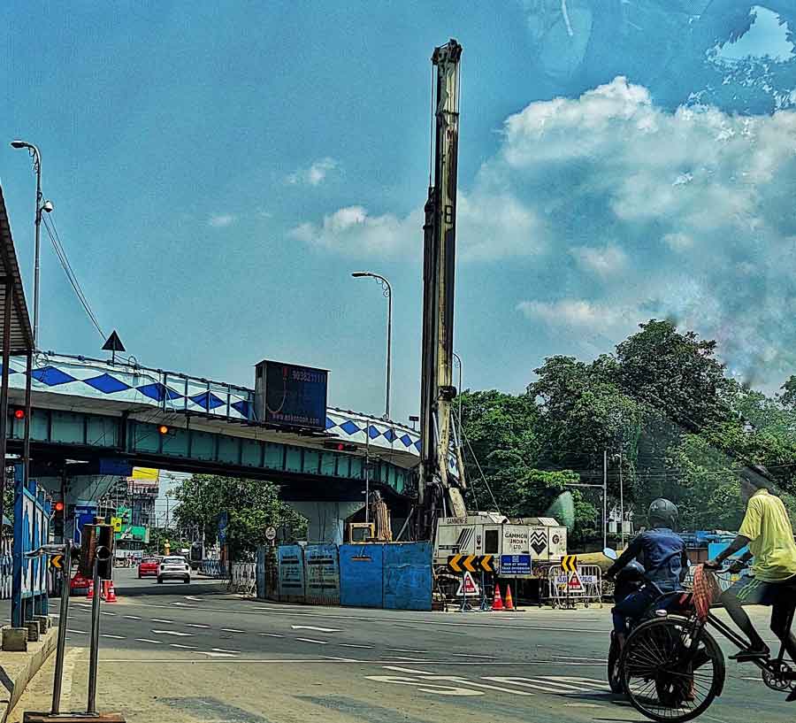 Construction of pillar number 318 for the New Garia-Airport Metro corridor at the Chingrighata crossing on EM Bypass re-started recently. The construction of this pillar was halted for a few years as the police and civic officials anticipated unmanageable traffic on the busy corridor. However, work began again after the Kolkata Traffic Police worked out a plan  
