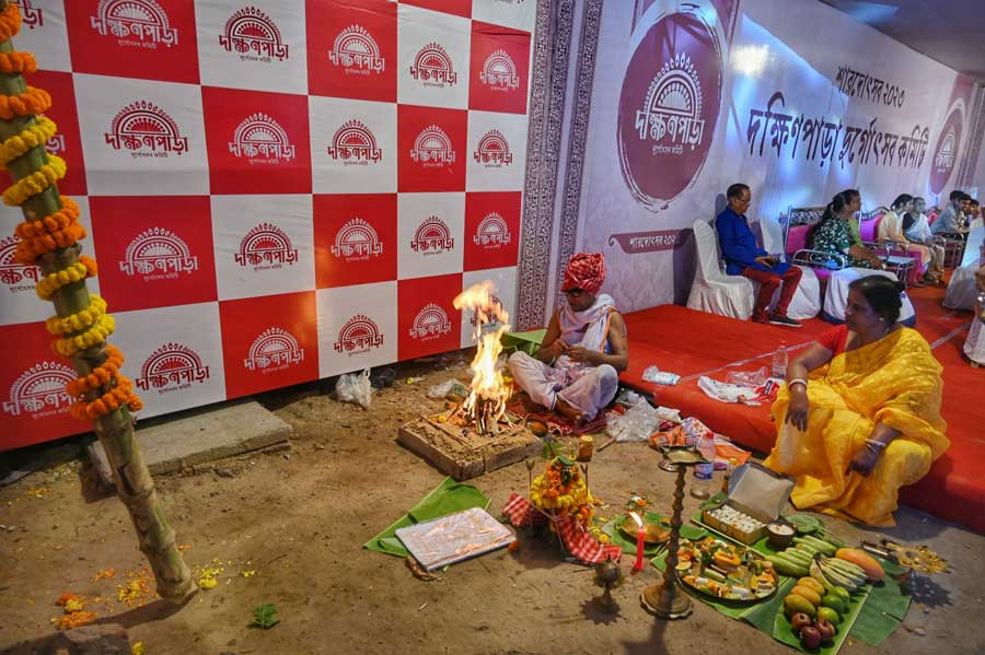 South Dum Dum’s Satgachi Dakshinpara Puja Committee conducted their Khunti Puja “heralding” the beginning of their Durga Puja preparations. Mahalaya will fall on October 14, 2023