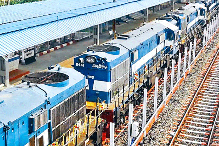 bangladesh-indian-railways-hands-over-20-broad-gauge-locomotives-to