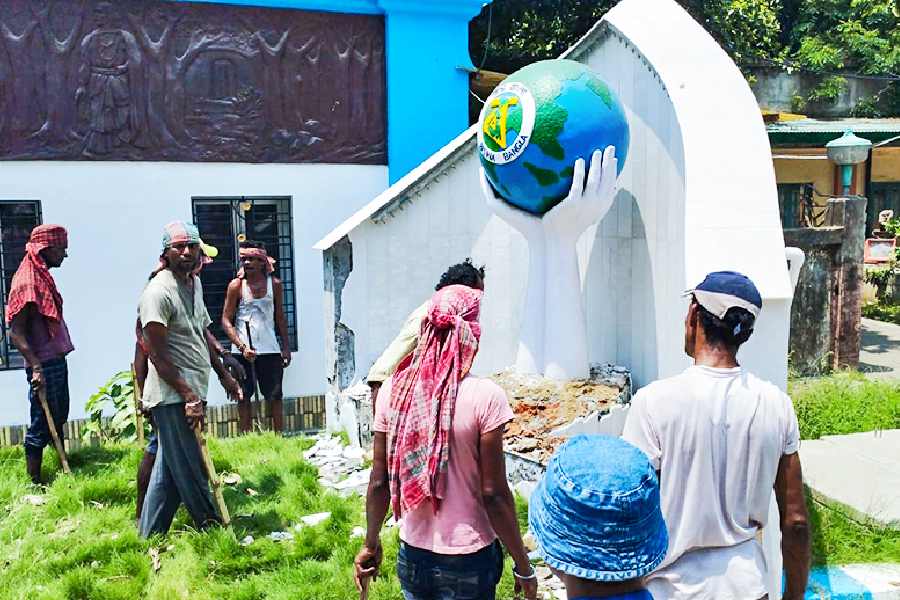 KMC workers demolish a brick structure bearing the Biswa Bangla logo on the BT Road campus of Rabindra Bharati University on Tuesday