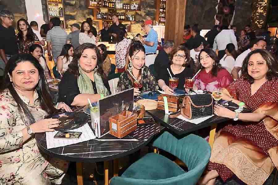 (L-R) We spotted a girl gang comprising Uma Mitra, Srabanee Chakraborty, Debapriya Mukherjee, Aarti Bajaj, Sheela Janakiram and Soma Bhan having fun at the event. They said, “The energy in the air was contagious, and the crowd was enchanted by her enchanting rendition of both old and new songs.”