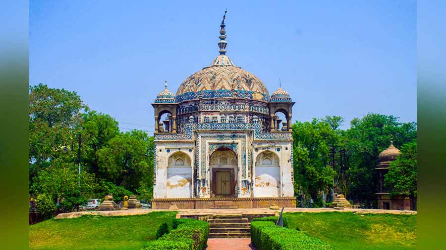 Another view of the Lal Khan Tomb 