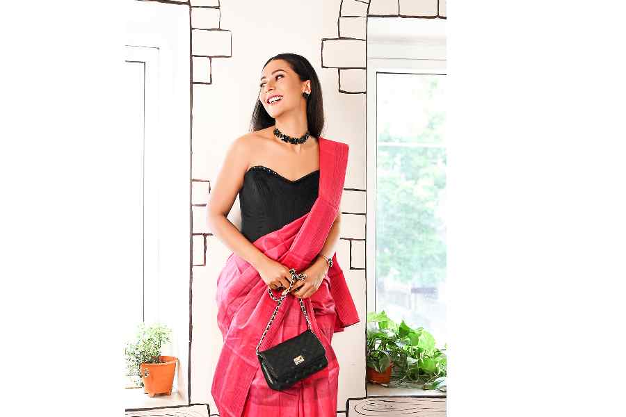 Corsets are not limited to Western wear and can be worn with traditional wear as well. Check out how Ushoshi is making a statement in Rohan Pariyar’s black corset. Graceful yet chic. Complete the look with glitzy earrings, a pendant, a stylish side bag, and heels