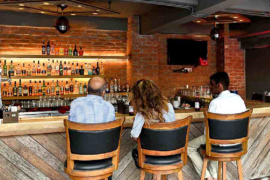 Onyx is the bar at CSC which serves a wide variety of drinks and cocktails accompanied by CSC’s famed Masala Chips and other snacks