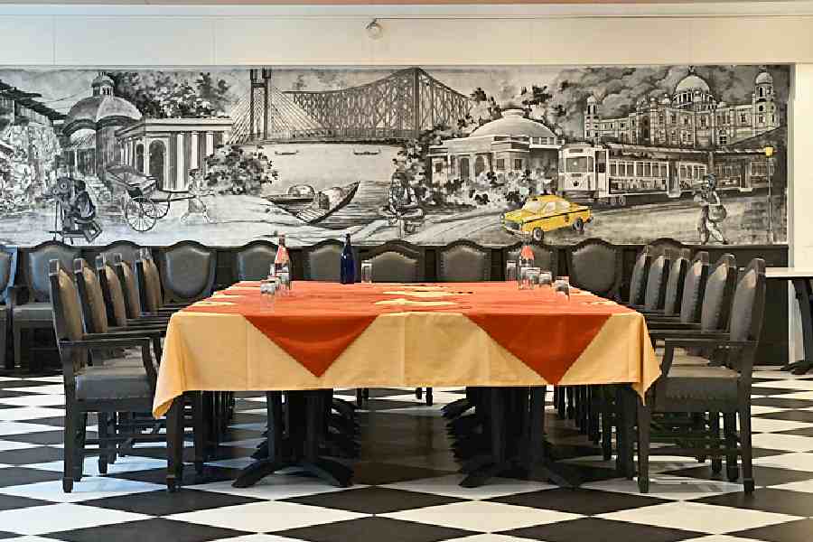 The banquet hall on the first floor gave us nostalgic old-Calcutta vibes with the checkered floor and beautiful Calcutta-inspired wall painting. The banquet hall is available for parties, conferences, seminars, tournaments, etc