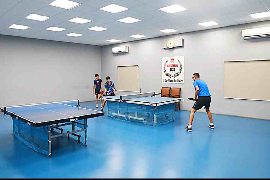 Members of the club and their guests can enjoy the club’s table tennis on two high-quality Joola tables in the airconditioned TT room. The TT room is also equipped with robots which serve the ping-pong balls to single players