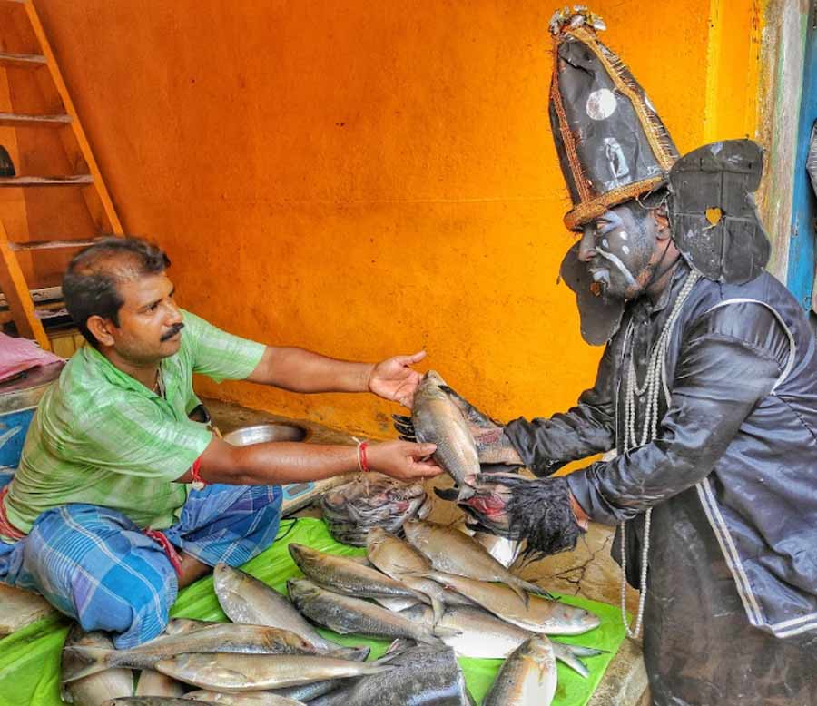 On Jamai Sasthi, Bhooter Raja (a popular character created by Satyajit Ray) was spotted at a city market buying fish. This person (in pic) in disguise represented the popular restaurant chain Bhooter Raja Dilo Bor  