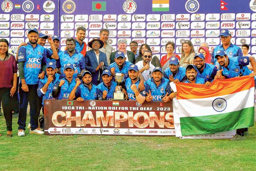 Team India poses with the winners’ trophy. 