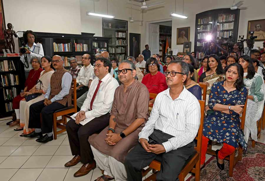 Alongside the dignitaries on the dais, the event witnessed an august gathering of scholars, professionals and cultural activists of the city in the library of Raj Bhavan that exudes grandeur and breathes history. 