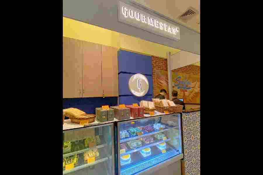 The delivery counter right next to Serafina on the fifth floor of Quest mall retails in breads, cheeses, gourmet cakes, tea cakes, and crackers