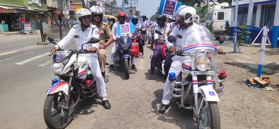 Rajarhat traffic guard personnel organised Safe Drive, Safe Life programme on Saturday to promote road safety awareness