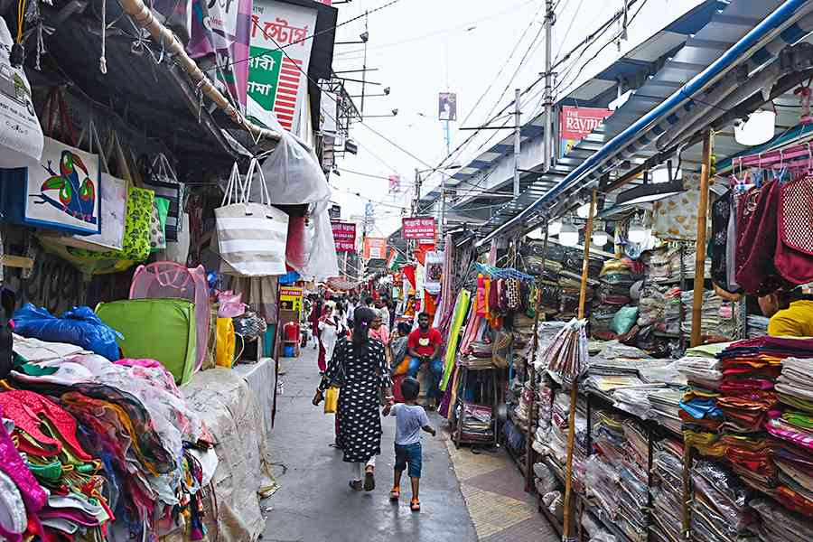 Hawkers’ stalls in Gariahat without plastic sheets last week. 