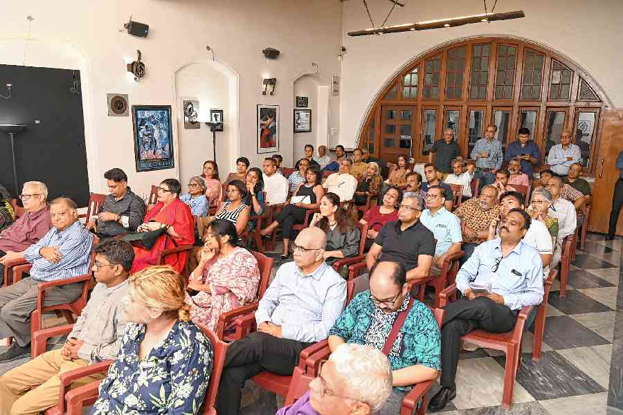 An overcast and rainy evening did not deter a crowd of 70-odd bibliophiles from arriving at the Dalhousie Institute for what turned out to be an exciting, entertaining and educative session. 
