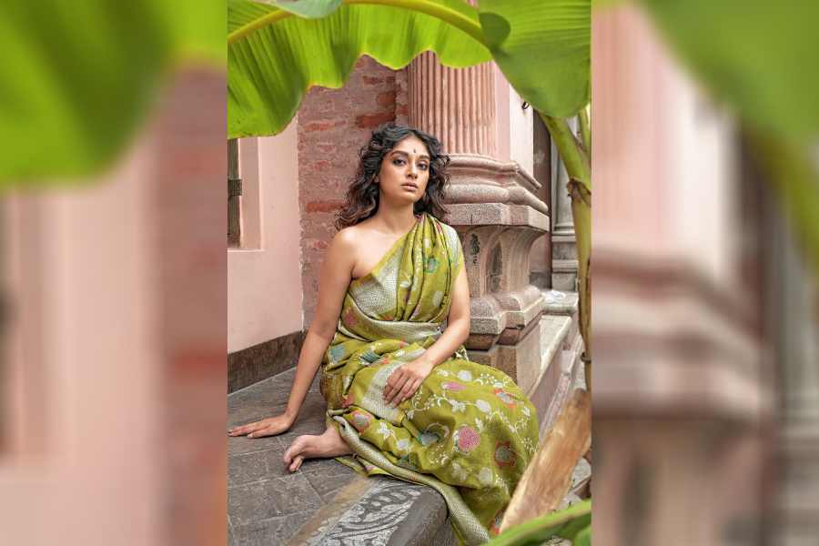 On the subdued shade of olive green, Pinki explores the intricacy of the kalamkari craft through its motifs and patterns, with silver zari and resham work on Muga silk. 