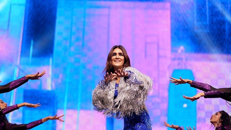 Looking resplendent in a shimmery blue dress and a silver jacket, Kriti Sanon made the crowd sway as performed to Apna Bana Le, Thumkeshwari and Param Sundari songs.