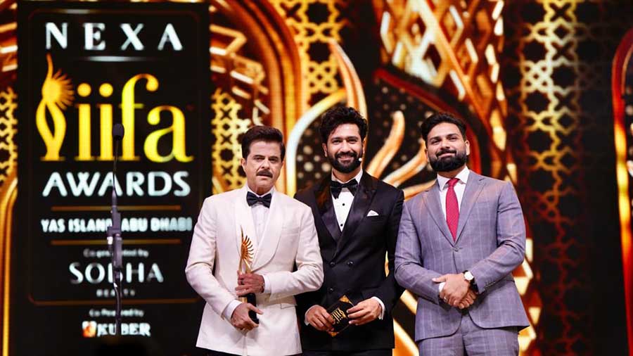 Anil Kapoor looked dapper in a white suit as he struck a pose with Vicky Kaushal. The veteran actor received the award for Best Performance in a Supporting Role – Male for his 2022 comedy drama Jugjugg Jeeyo. 