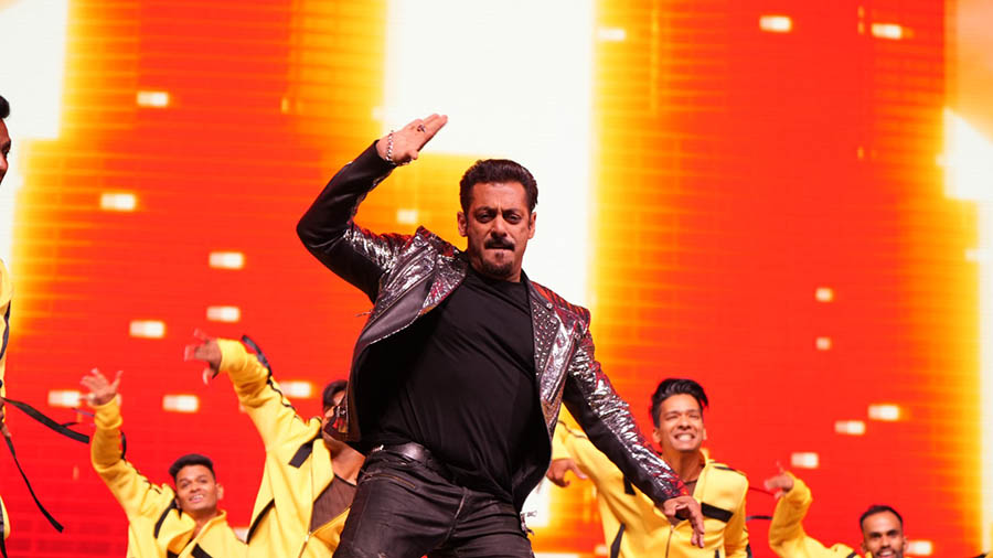 Salman Khan carried his silver jacket, black t-shirt and denim in style as he performed to O Oh Jaane Jaana, Billi Billi, Joote De Do Paise Lo, Jumme Ki Raat and Yentamma Yentamma songs.