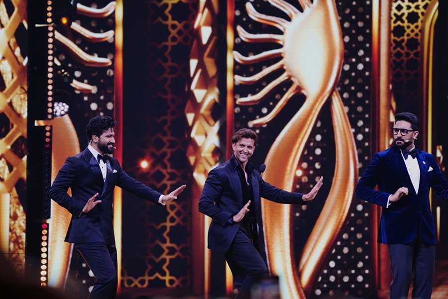 Hrithik also showed off his moves to the iconic Ek Pal Ka Jeena song from his debut movie Kaho Naa... Pyaar Hai with Vicky Kaushal and Abhishek Bachchan. All the three stars wore black suits. 