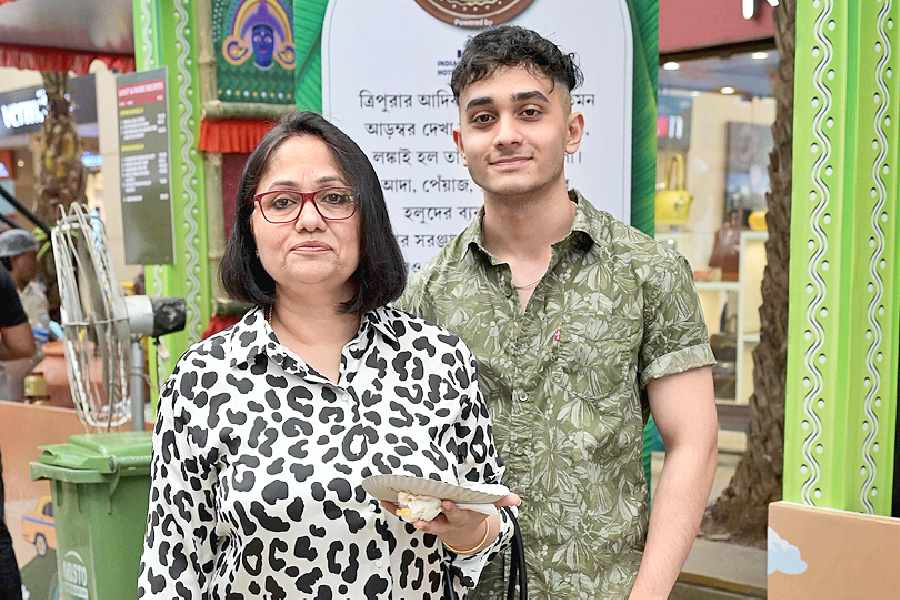 On Mother’s Day, Arib Khan brought his mother Firoza Khan to the Bengali food festival. On tasting the Bhetki Fish Fry from Saptapadi Restaurant, Firoza said, “We just started from Saptapadi Restaurant and I think it’s very fresh and delicious. Going to stop by other stalls too.”