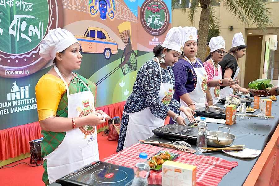 Contestants representing both sides of Bengal were busy cooking vegetarian main courses with Nutrela.