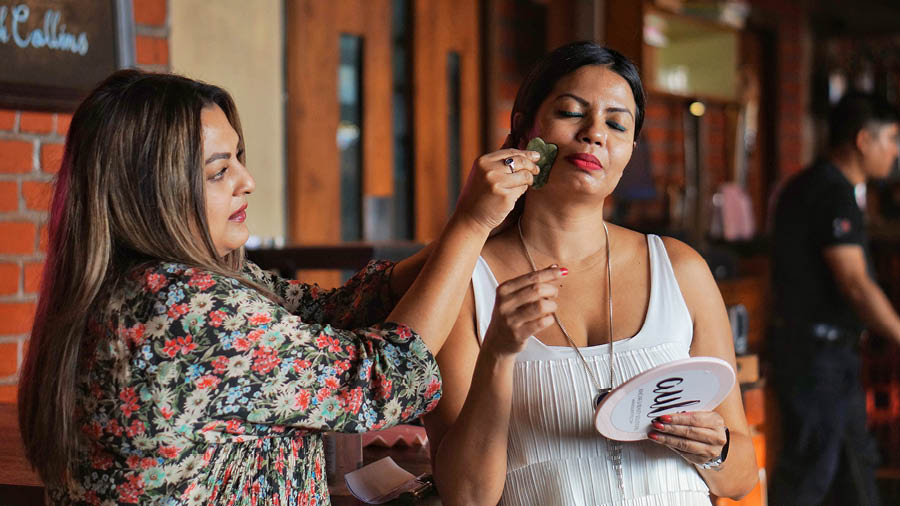 Aishwarya shows the correct way to do a face massage 