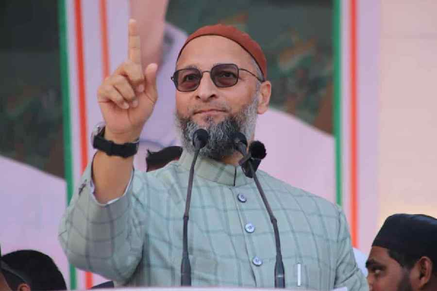 AIMIM not to support Kejriwal in fight against central ordinance on services in Delhi, says Owaisi - Telegraph India
