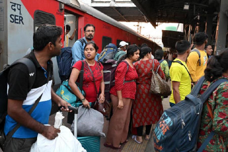 Passengers get off the Thiruvananthapuram Central-Shalimar SF Express at Santragachhi station on Wednesday afternoon