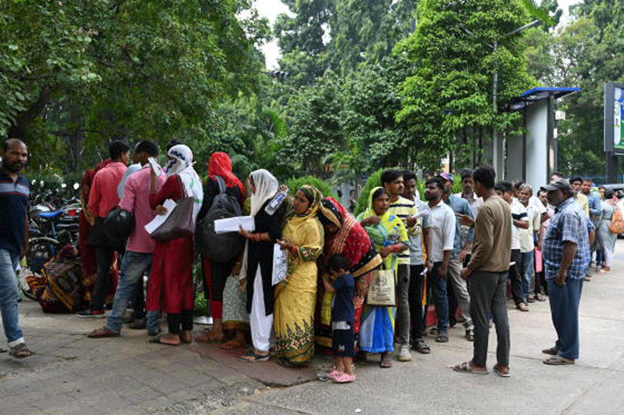 People queue up at RBI Bhubaneswar to exchange Rs 2,000 notes, EOW investigates fraud