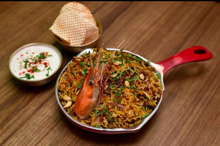 Keeping biryani lovers in mind, Social’s menu boasts of a variety of biryanis. From Mutton Biryani with chunky mutton pieces, aloo and eggs to Bhuna Prawn Biryani that we tried. We loved them both. The spices are right, the rice is well done and portions are good. Rs 530