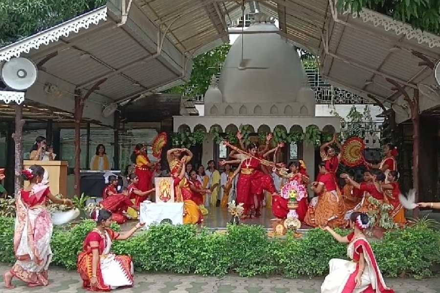 Students of Shri Shikshayatan celebrate Durgotsav
